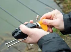 Carp Spirit - 2 In 1 Key Tool -Carp Fishing Rods Verkoop Winkel cs inox 2 in 1 key tool in use 1